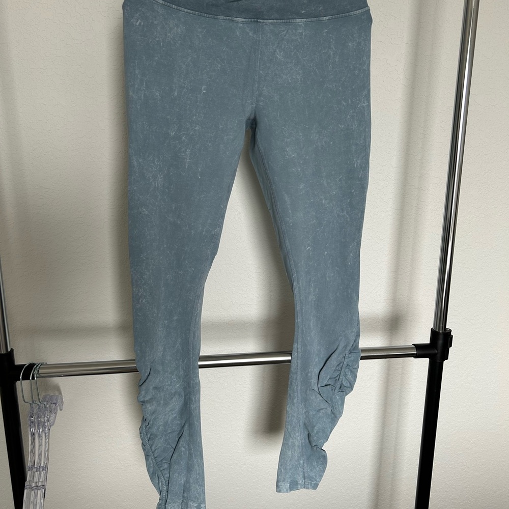 Lululemon To Dye For Blue Leggings with Ruched Detail